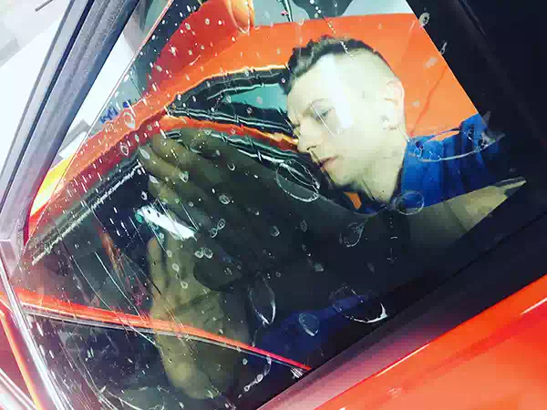 Applicazione pellicola per vetri sul finestrino laterale dell’auto a Varese.