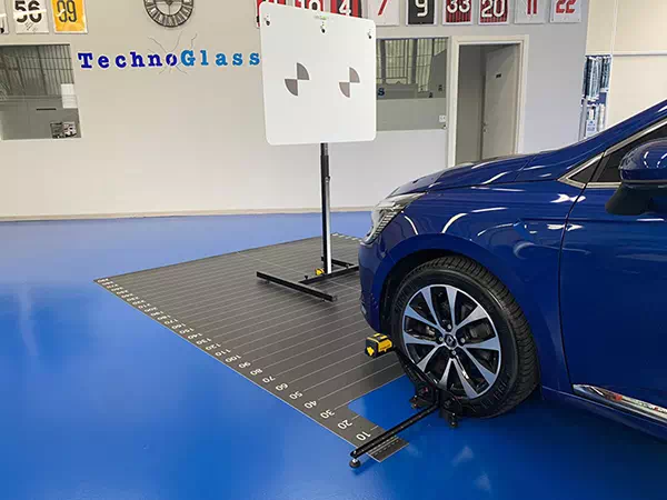 Calibratura dei sistemi Adas nella sede di Technoglass, attiva a Varese e Novara.