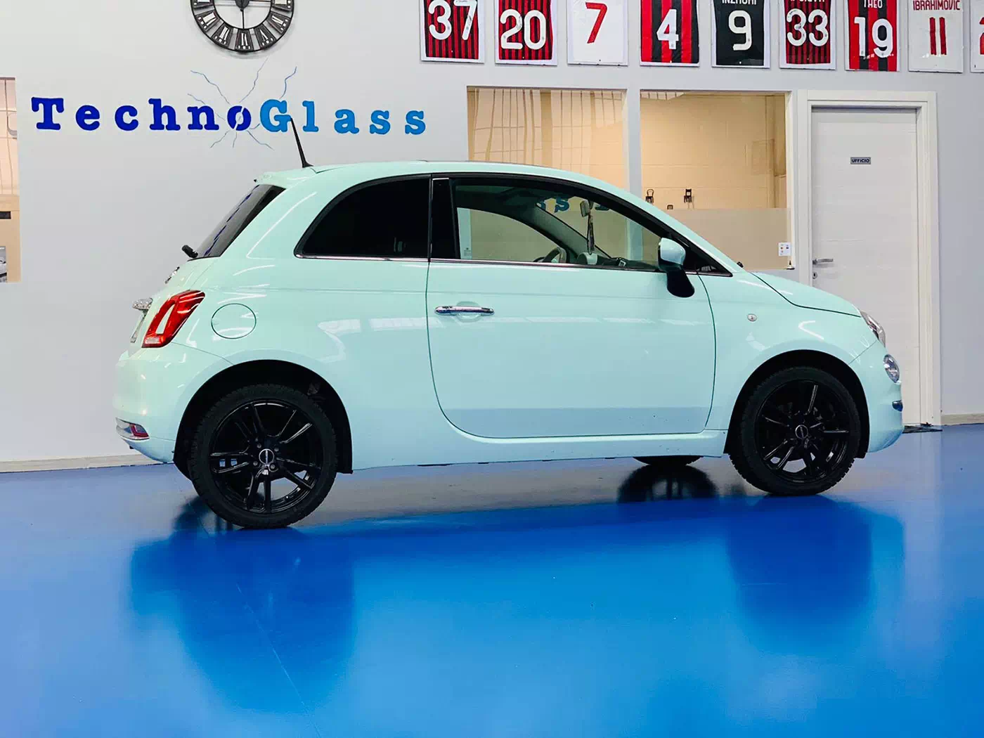 Fiat verde acqua nella sede di Technoglass snc in provincia di Varese.