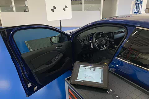 Intervento di calibrazione e taratura ai sistemi Adas di un’auto blu nella sede di Technoglass, attiva a Varese e Novara.
