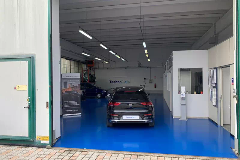 Officina di Technoglass Snc: centro cristalli auto in provincia di Varese.