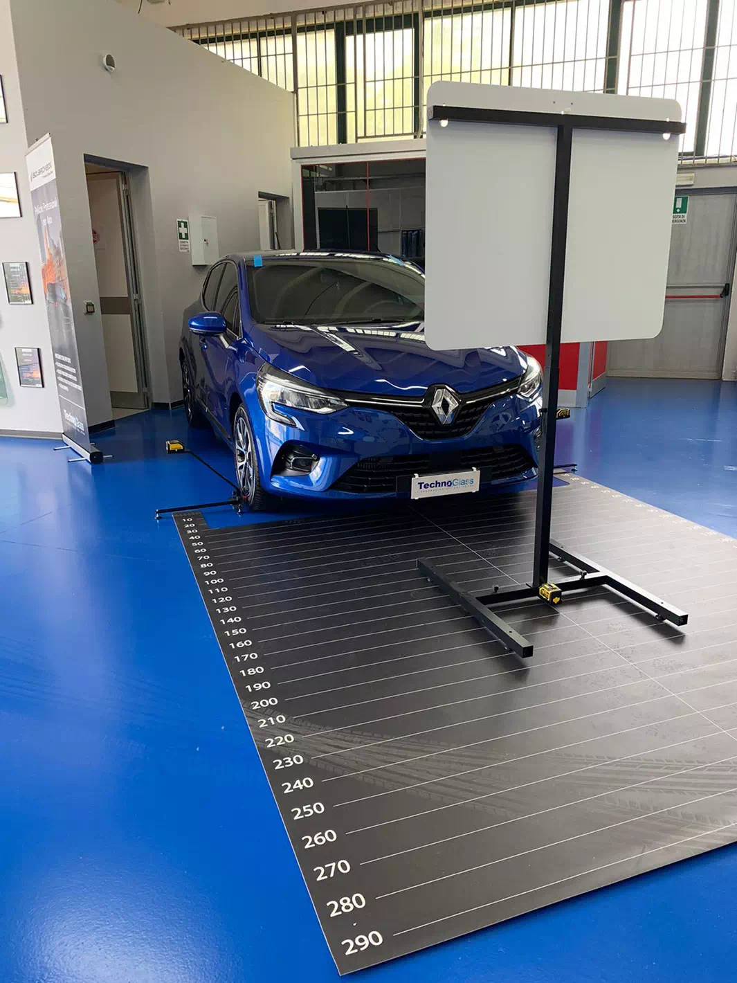 Renault blu metallizzata durante la calibratura dei sistemi Adas nella sede di Technoglass, attiva a Varese e Novara.