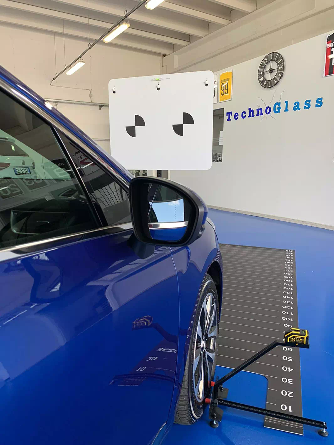 Ripresa da vicino di un’auto durante la calibrazione dei sistemi Adas nella sede di Technoglass, attiva a Varese e Novara.