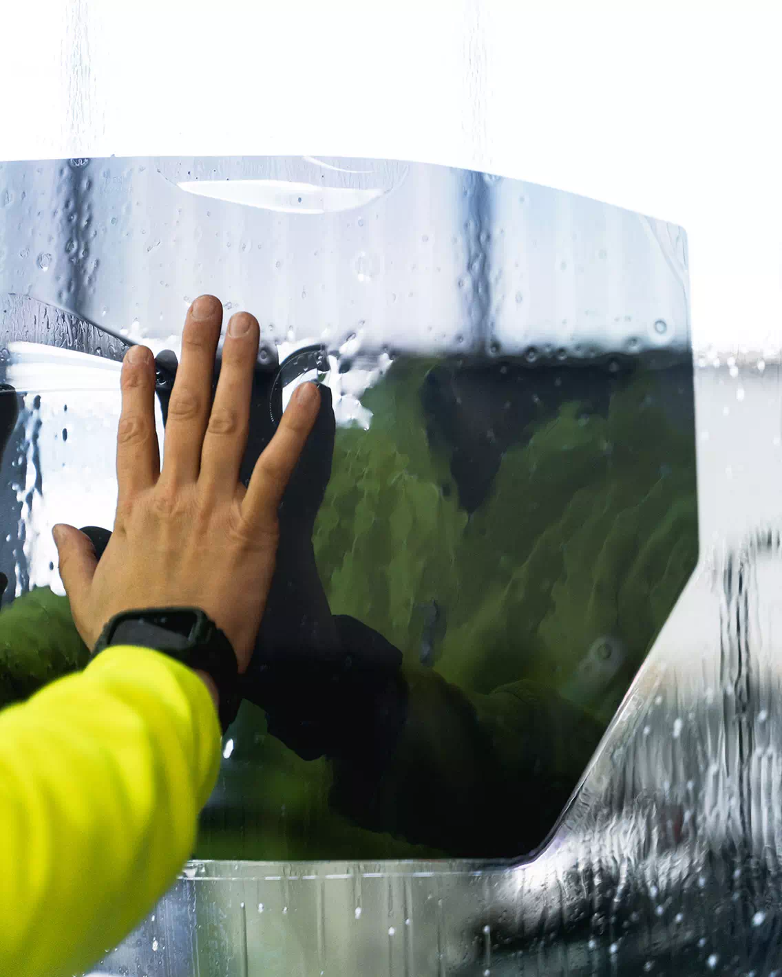 Ripresa frontale con mano di un operatore di Technoglass, attiva a Varese e Novara, mentre applica pellicole oscuranti.