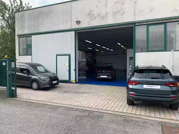 Technoglass, centro cristalli auto a Cardano al Campo, Varese.