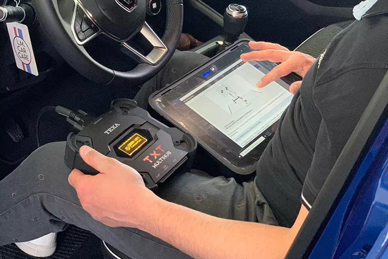 Tecnico usa strumenti di diagnostica avanzati per intervento di calibratura statica dei sistemi Adas.