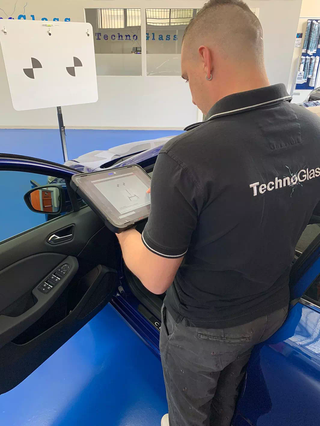 Tecnico usa strumenti di diagnostica avanzati per la taratura statica nell’officina di Technoglass, attiva a Varese e Novara.