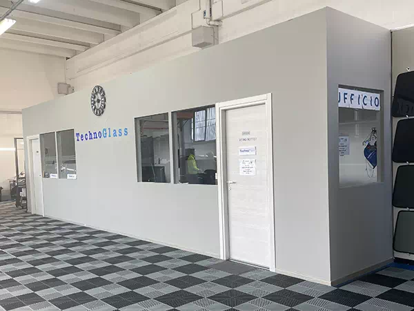 Ufficio di Technoglass Snc, centro cristalli auto in provincia di Varese.