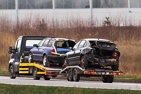 Unità mobile per il ritiro a domicilio, servizio attivo a Varese e Novara, di due auto dopo un incidente.