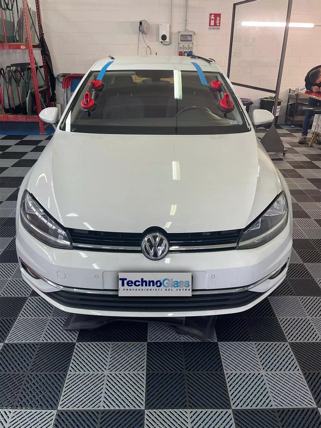 Visione frontale di un’auto bianca dopo intervento di sostituzione del parabrezza nell’officina di Technoglass, centro attivo a Varese e Novara.
