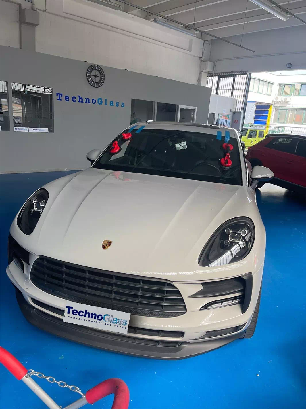 Visione laterale di un’auto bianca dopo intervento di sostituzione del parabrezza nell’officina di Technoglass, centro attivo a Varese e Novara.