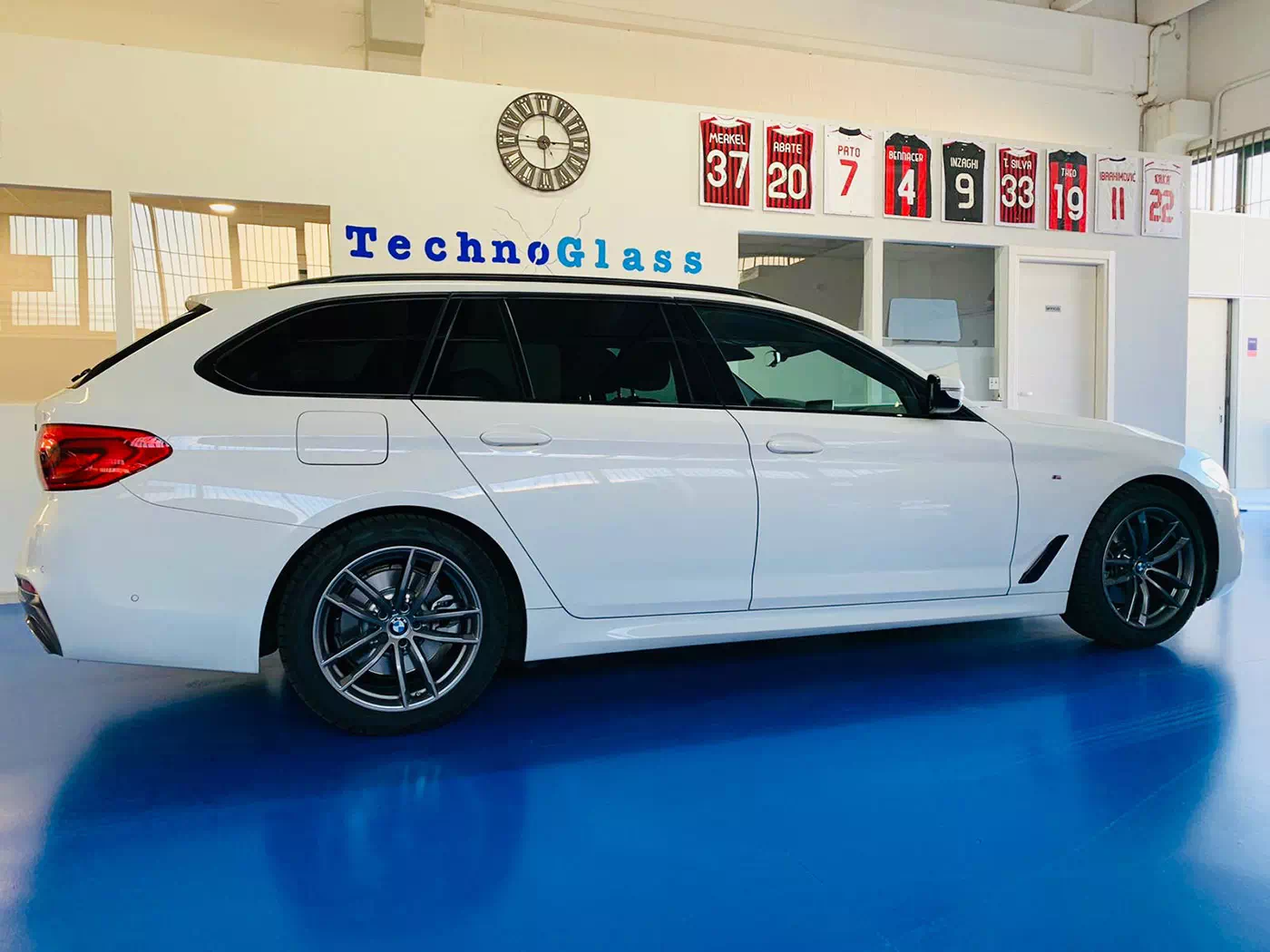 Volkswagen bianca nella sede di Technoglass snc in provincia di Varese.