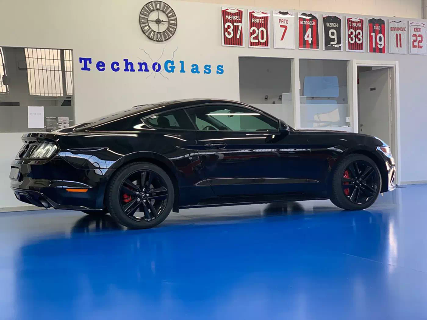 Volkswagen nera nella sede di Technoglass snc in provincia di Varese.