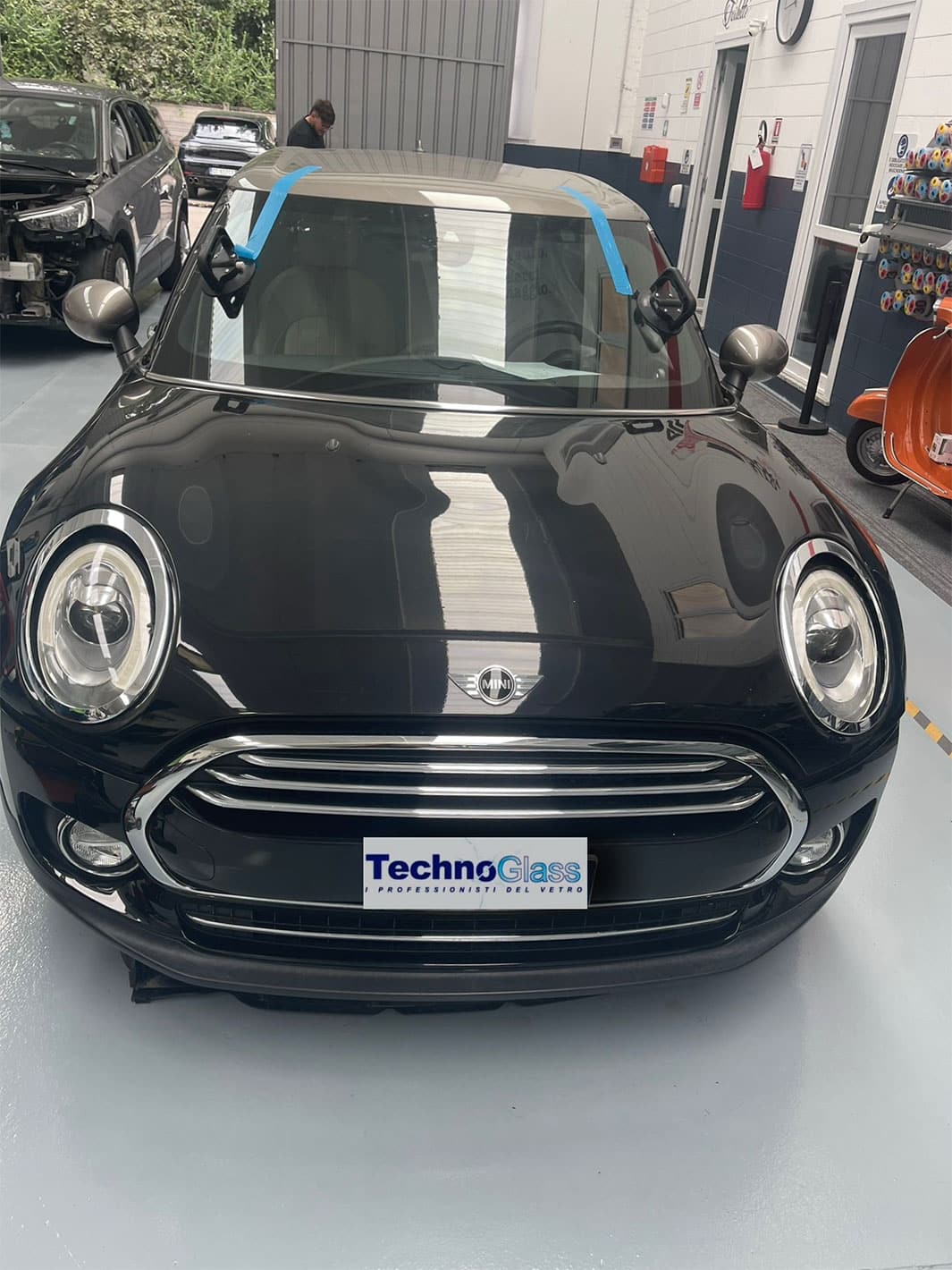Ripresa frontale mini cooper nera dopo sostituzione a Varese e Novara.