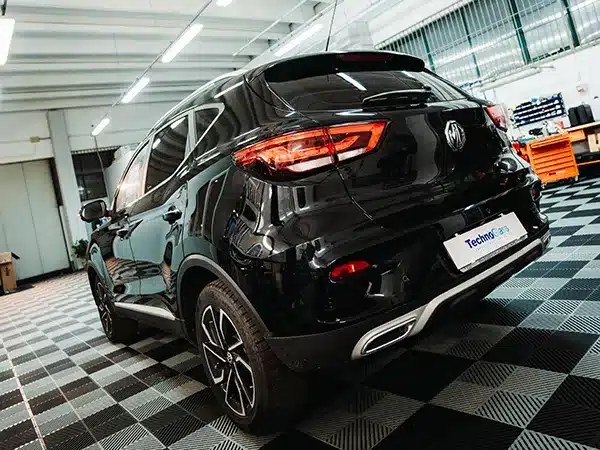 Servizio oscuramento vetri su macchina nera con targa Technoglass.