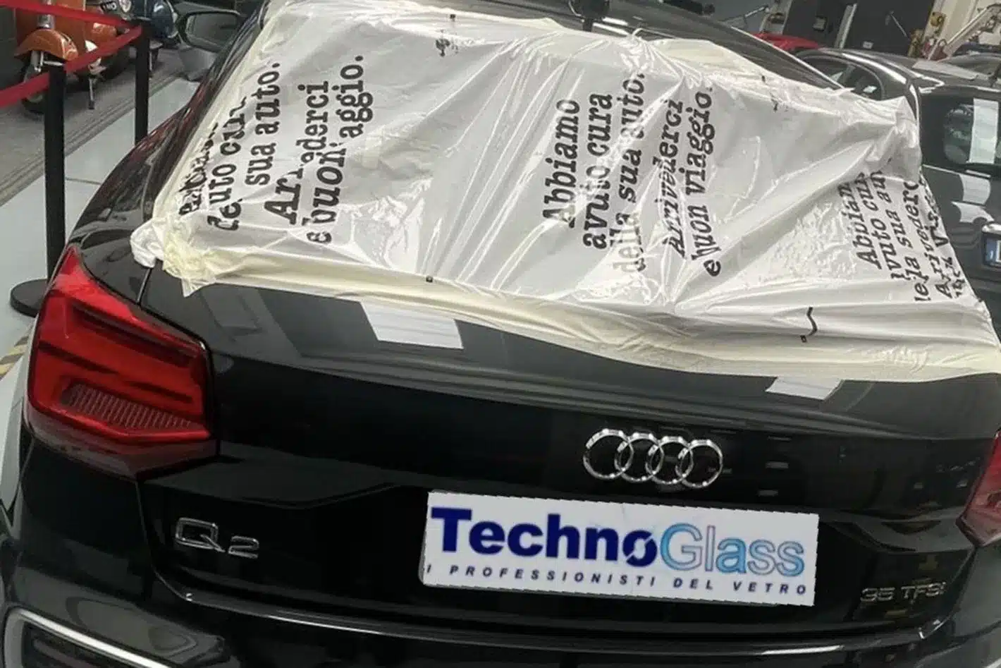 Telo che copre auto prima della sostituzione del lunotto posteriore.